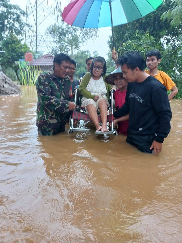 Warga Villa Pamulang yang terjebak banjir di rumahnya mulai dievakuasi. Foto: Dok. Istimewa