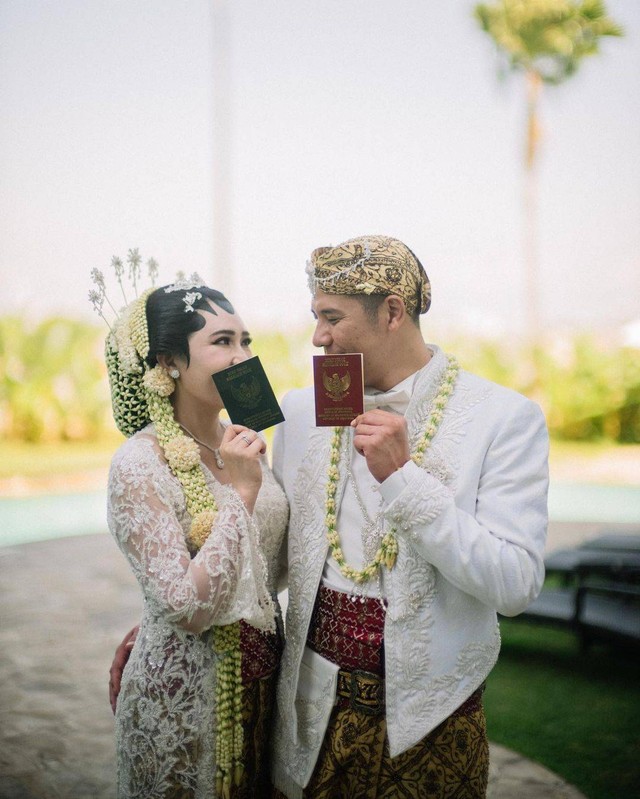 Via Vallen resmi menikah dengan Chevra Yolandi. Foto: Instagram/@viavallen