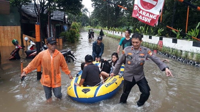 Banjir di Kota Tangerang, Sabtu (16/7/2022).  Foto: Dok. Istimewa