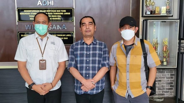 Kejagung tangkap DK (tengah), tersangka dalam dugaan tindak pidana korupsi penyelewengan dana hibah Pemko Bukittinggi. Foto: Kejagung