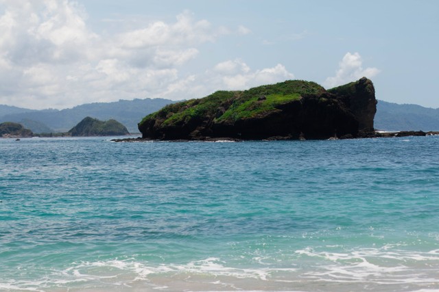 6 Pantai yang Bisa Buat Camping di Pulau Jawa, Foto: Unsplash/JulardoSatriawan