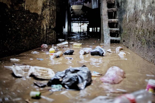 Sisa-sisa sampah usai air banjir di Kebon Pala, Kampung Melayu, Kecamatan Jatinegara, Jakarta Timur, Sabtu (16/7/2022).  Foto: Jamal Ramadhan/kumparan