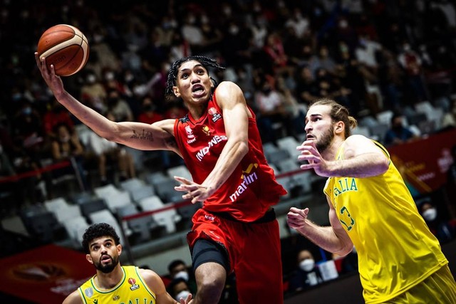 Timnas Basket Indonesia melawan Australia dalam laga babak penyisihan Grup A FIBA Asia Cup 2022 di Istora Gelora Bung Karno, Senayan, Jakarta, Sabtu (16/7/2022). Foto: FIBA  Asia Cup 2022