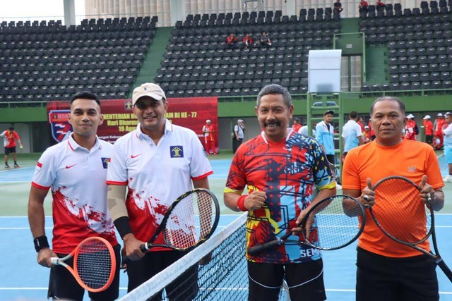 Hujan Tak Halangi Tournamen POP Tenis Lapangan Tim SulutGo VS Tim Unit Utama