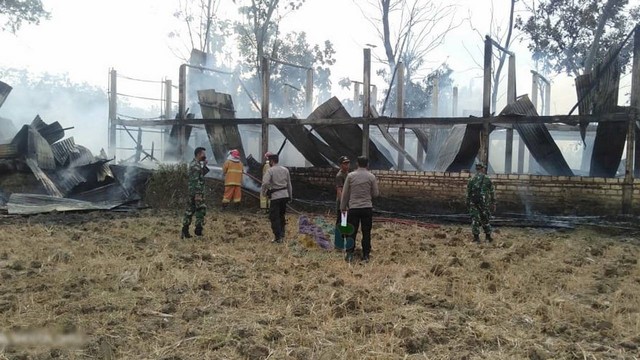 Petugas saat lakukan olah TKP kebakaran kandang ayam milik Rabbel Adhela, yang berlokasi di Desa Tondomulo, Kecamatan Kedungadem, Kabupaten Bojonegoro. Sabtu (16/07/2022). (foto: dok istimewa)