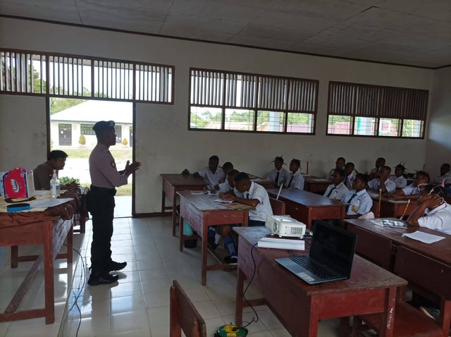 Salah satu putra papua memberikan motivasi kepada para siswa
