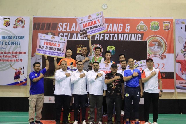 Penyerahan hadiah kepada para pemenang turnamen badminton Kapolda Aceh Cup 2022 kategori tunggal dewasa putra. Foto: Dok. Polda Aceh