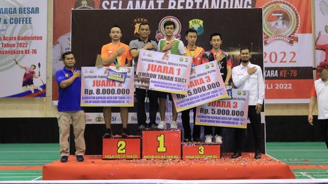 Firman Abdul Kholik (tengah) dari klub Bulldozer tampil sebagai juara 1 turnamen badminton Kapolda Aceh Cup 2022 kategori tunggal dewasa putra (TDA) dan mendapat hadiah satu tiket umrah.