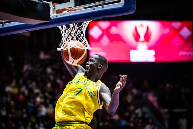 Pemain basket Australia, Thon Maker, saat lawan Timnas Basket Indonesia di FIBA Asia Cup 2022. Foto: FIBA  Asia Cup 2022