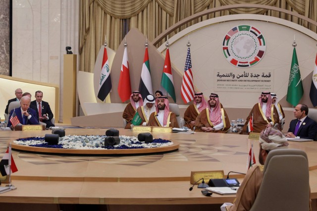 Presiden Amerika Serikat Joe Biden melakukan pertemuan dengan Putra Mahkota Saudi Mohammed bin Salman di Jeddah, Arab Saudi. Foto: Mandel Ngan/Pool via REUTERS