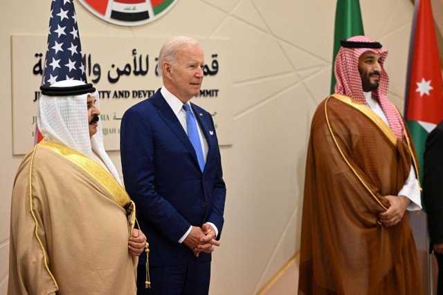 Presiden Amerika Serikat Joe Biden melakukan pertemuan dengan Putra Mahkota Saudi Mohammed bin Salman di Jeddah, Arab Saudi. Foto: Mandel Ngan/Pool via REUTERS