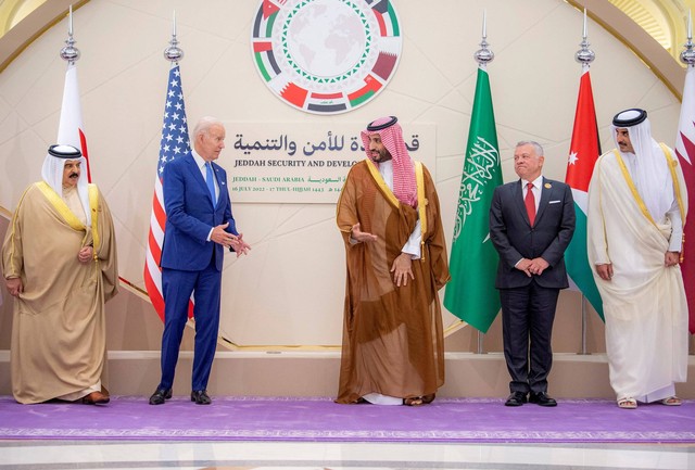 Presiden Amerika Serikat Joe Biden melakukan pertemuan dengan Putra Mahkota Saudi Mohammed bin Salman di Jeddah, Arab Saudi. Foto: Bandar Algaloud/Courtesy of Saudi Royal Court/via REUTERS