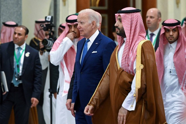 Presiden Amerika Serikat Joe Biden melakukan pertemuan dengan Putra Mahkota Saudi Mohammed bin Salman di Jeddah, Arab Saudi. Foto: Mandel Ngan/Pool via REUTERS