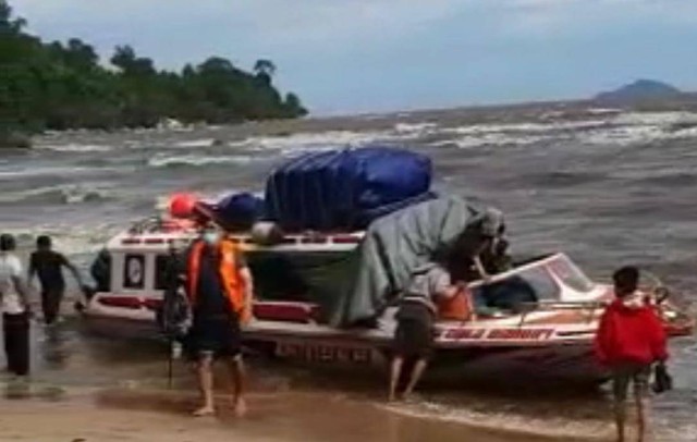 Speed boat jurusan Pontianak-Kayong Utara terpaksa menepi darurat karena ombak tinggi dan angin kencang. Foto: Dok Hi!Pontianak