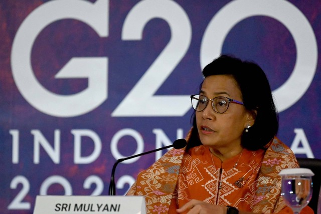 Menteri Keuangan Sri Mulyani konferensi pers hasil FMCBG G20 di Nusa Dua, Bali, Sabtu (16/7/2022). Foto: Sonny Tumbelaka/AFP
