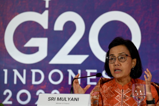 Menteri Keuangan Sri Mulyani Indrawati saat konferensi pers FMCBG G20 di Nusa Dua, Bali, Sabtu (16/7/2022). Foto: EPA/G20