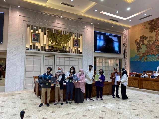 Ananta Faza Abidin, mahasiswa Universitas Diponegoro (foto paling kiri) menyerahkan produk akhir Policy Brief Pemindahan IKN kepada Tenaga Ahli DPR RI. Sumber: Dokumentasi Pribadi, 2021