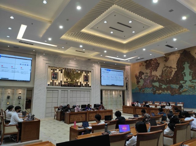 Proses pemaparan produk akhir Policy Brief di depan Tenaga Ahli DPR RI. Sumber: Dokumentasi Pribadi, 2021