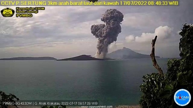 Gunung Anak Krakatau erupsi dan mengeluarkan abu vulkanik hingga 2000 meter, Minggu (17/7). | Foto: Badan Geologi PVMBG