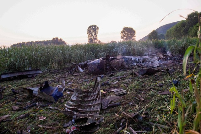 Puing-puing terlihat di lokasi jatuhnya pesawat kargo Antonov An-12 milik perusahaan Ukraina, dekat Kavala, Yunani. Foto: STR/REUTERS