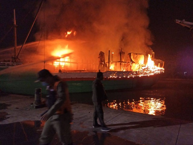 2 Kapal Phinisi Terbakar di Pelabuhan Kalimas Surabaya, Satu Karam