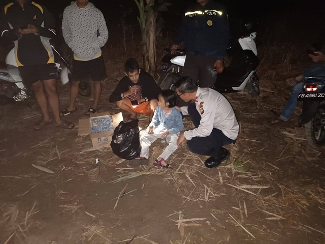 Kapolres Kayong Utara, AKBP Arief Hidayat, memimpin evakuasi terhadap 30 penumpang speed boat yang terdampar di Kayong Utara. Foto: Dok Hi!Pontianak