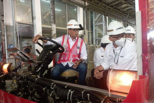 Menteri Perhubungan Budi Karya Sumadi (kiri) berbincang dengan Dirut PT INKA (Persero) Budi Noviantoro (kanan) saat meninjau Bus Listrik G20 di PT INKA (Persero) Madiun, Jawa Timur, Minggu (17/7/2022). Foto: Louis Rika/ANTARA