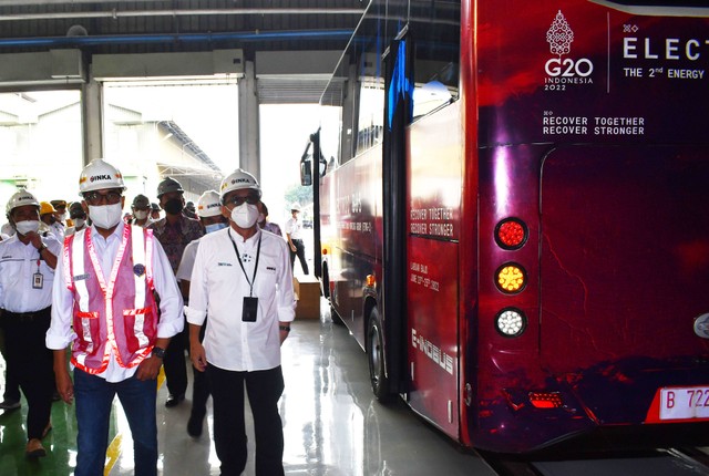 Menteri Perhubungan Budi Karya Sumadi (kiri) berbincang dengan Dirut PT INKA (Persero) Budi Noviantoro (kanan) saat meninjau Bus Listrik G20 di PT INKA (Persero) Madiun, Jawa Timur, Minggu (17/7/2022).  Foto: Siswowidodo/ANTARA FOTO