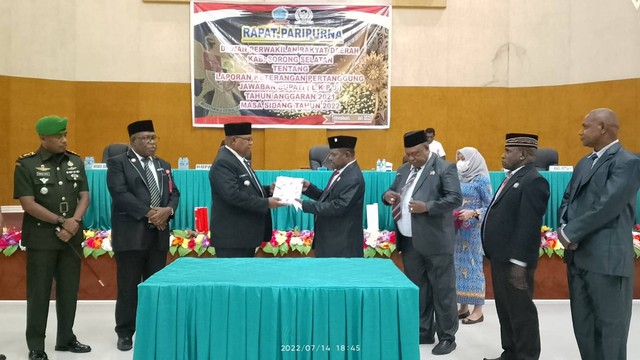 Bupati menyerahkan LKPJ tahun 2021 kepada DPRD Kabupaten Sorong Selatan 