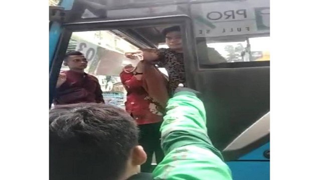 Tangkapan layar video keributan di Halte Trans Metro, Jalan Jenderal Sudirman, Pekanbaru, Provinsi Riau