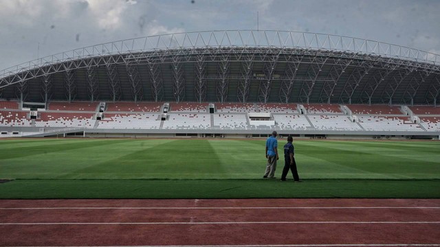 Pihak pengelola yang tengah melakukan sejumlah persiapan Stadion Jakabaring Palembang yang ditunjuk sebagai tempat penyelenggaraan piala AFF U-18 wanita 2022. Minggu (17/7) Foto: abp/Urban Id