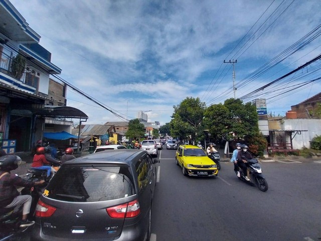 Penumpukan kendaraan mengular terjadi di ruas jalan masuk Kota Batu di pertigaan Pendem, pada Minggu (17/7/2022). Foto: Ulul Azmy