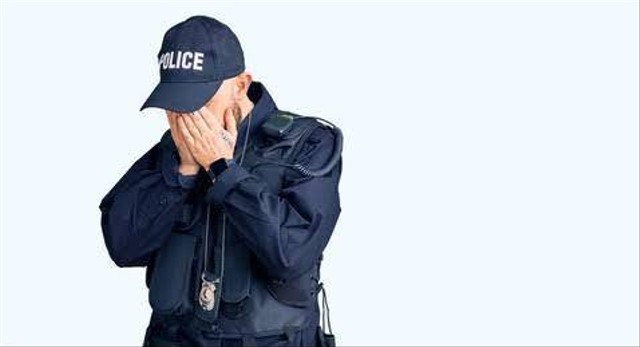 Ilustrasi seorang Polisi yang menangis. Foto: Shutterstock.
