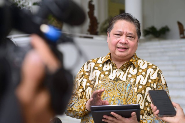 Menko Perekonomian Airlangga Hartarto mendampingi Presiden Jokowi bertemu delegasi Dana Moneter Internasional (IMF) di Istana Kepresidenan Bogor, Minggu (17/7). Foto: Muchlis Jr/Biro Pers Sekretariat Presiden