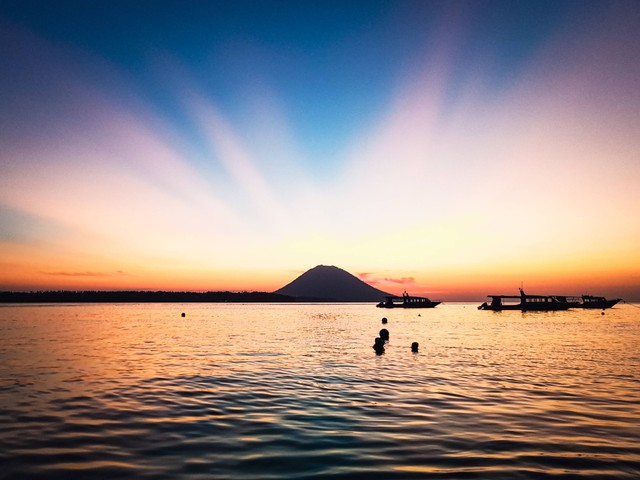 6 Pantai di Manado yang Bagus dan Paling Hits. Foto : Unsplash/Dimitry B