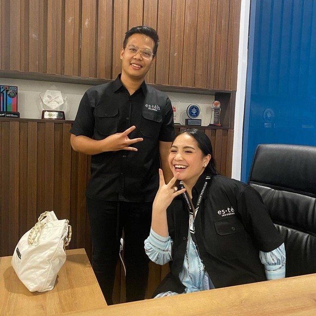 Nagita Slavina (Kanan) jadi CEO Esteh Indonesia menggantikan Haidhar Wurjanto.  Foto: Instagram/@haidharwurjanto