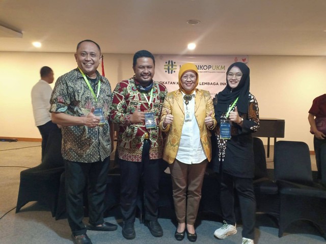 Foto kiri ke Kanan : Afiat Rasyid Rustamadji (Pendamping Inkubator), Rendika Rezky (Kepala/Manager Inkubator), Cristina Agustin, A.Pi., M.M (Asisten Deputi Teknologi Informasi dan Inkubasi Usaha, Deputi Kewirausahaan, Kementerian Koperasi dan UKM RI) serta Natassa Kusumawardany (SDM Pengelola Inkubator)