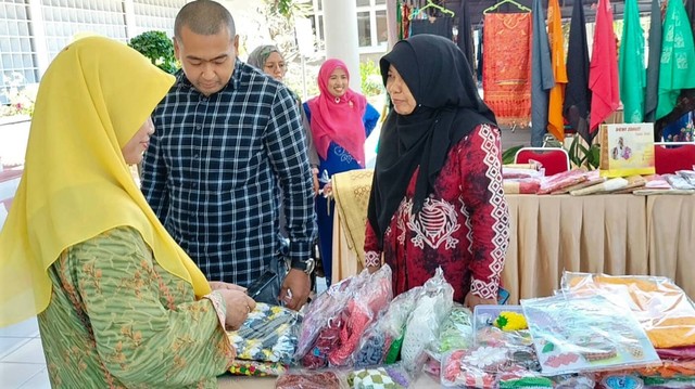 Wakil Gubernur Sumatera Barat Audy Joinaldy saat meninjau salah stand UMKM yang diselenggarakan oleh BKOW. Foto: Humas Pemprov
