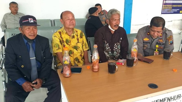 Polisi bertemu dengan pimpinan massa yang merencanakan aksi solidaritas kasus polisi tembak polisi di Rumah Dinas Kadiv Propam Irjen Pol Ferdy Sambo. Foto: Polres Taput