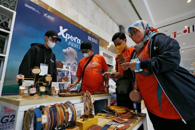Pengunjung BNI Loud Fest tengah memperhatikan produk-produk ekspor di BNI Xpora Fest 2022 di Jakarta Convention Center, Minggu (17/7/2022). 
 Foto: BNI