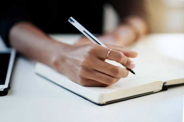 Ilustrasi menulis dengan struktur kalimat future perfect tense. Foto: Unsplash