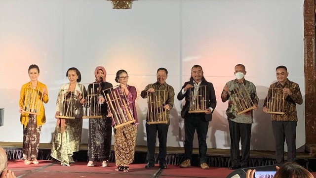 Kanjeng Gusti Bendoro Raden Ayu Adipati (KGBRAy) Paku Alam X (keempat dari kiri) saat membuka konser amal untuk penderita kanker di Hotel Tentrem Yogyakarta, Minggu (17/7/2022) malam. Foto: Tugu Jogja