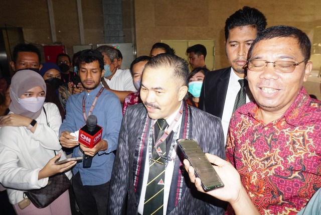 Kuasa Hukum keluarga Brigadir Yosua Kamarudin Simanjutak (kiri) dan Johnson Panjaitan (kanan) di Bareskrim Polri, Senin (18/7/2022). Foto: Iqbal Firdaus/kumparan