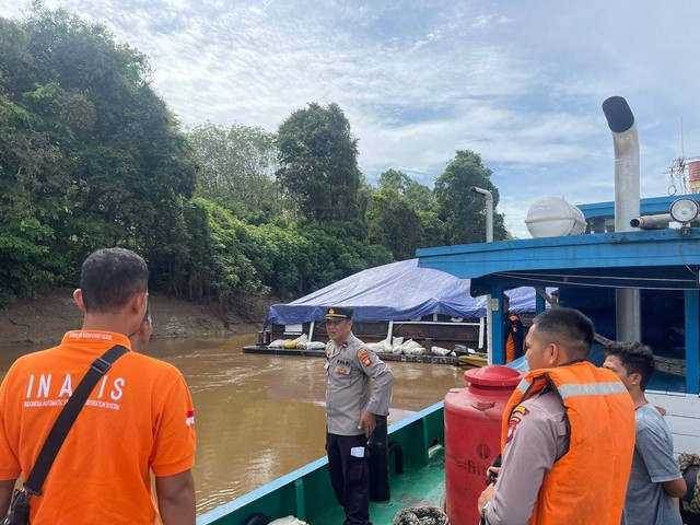 Petugas melakukan pencarian terhadap korban tenggelam di Sungai Kapuas. Foto: Dok. Polres Sekadau