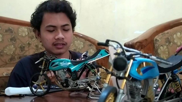 Pemuda di Jombang Sulap Barang Bekas Jadi Miniatur Motor