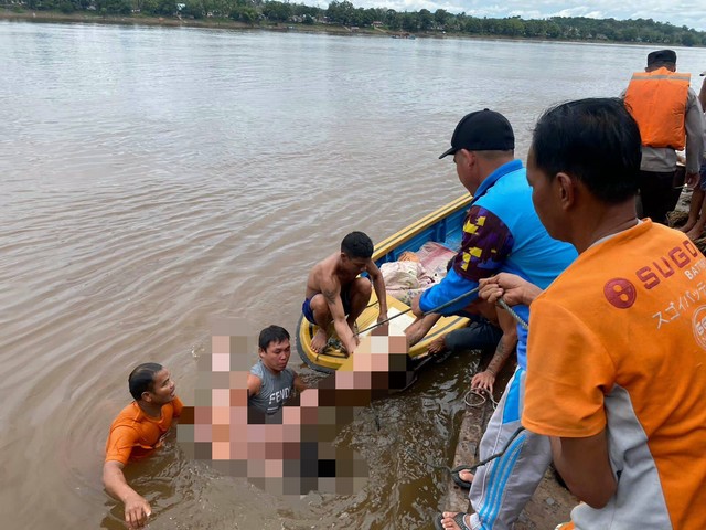 Korban tenggelam di Sungai Kapuas dievakuasi. Foto: Dok. Polres Sekadau