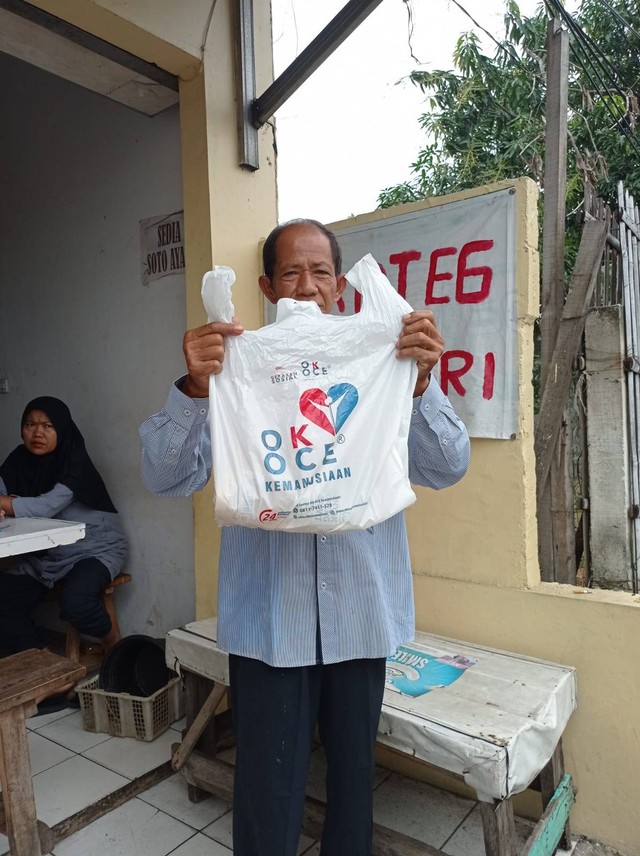 Foto : Salah satu Warga Rorotan, Jakarta Utara Membeli Sembako Murah, Juli, 2022