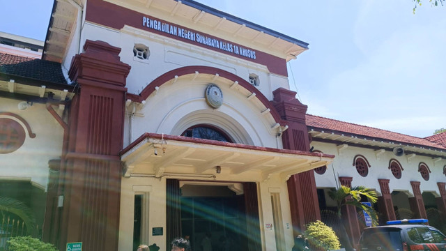 Suasana Pengadilan Negeri (PN) Surabaya hari ini saat menggelar sidang perdana pelaku pencabulan Mas Bechi, Senin (18/7/2022)  Foto: Farusma Okta Verdian/kumparan