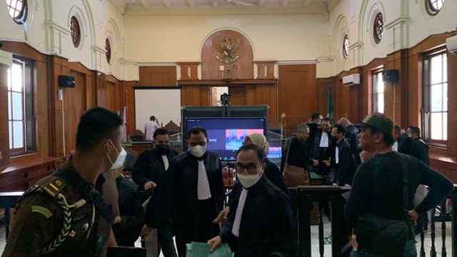 Ekspresi Mas Bechi Jalani Sidang Perdana Kasus Pemerkosaan Di PN ...