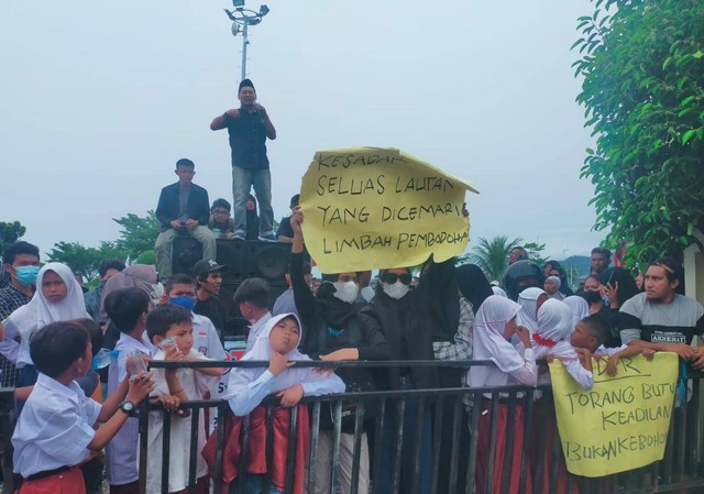 Sejumlah siswa SD ikut dilibatkan dalam aksi unjuk rasa di Kantor Wali Kota Ternate. Foto: Istimewa